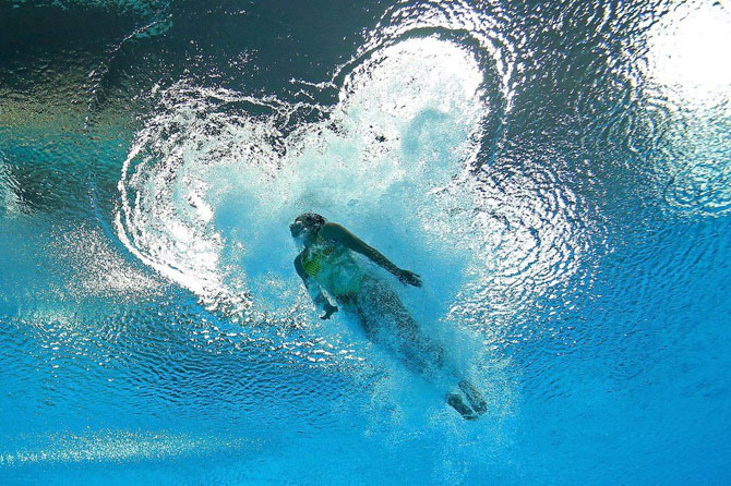 ख्रिस्टीना लुकास हिने महिला स्प्रिंग बोर्ड जलतरण स्पर्धेत लंडन ऑलिम्पिकमध्ये उपांत्य फेरीत स्विमिंग पूलमध्ये घेतलेली अप्रतिम उडी. (AL BELLO / GETTY IMAGES)