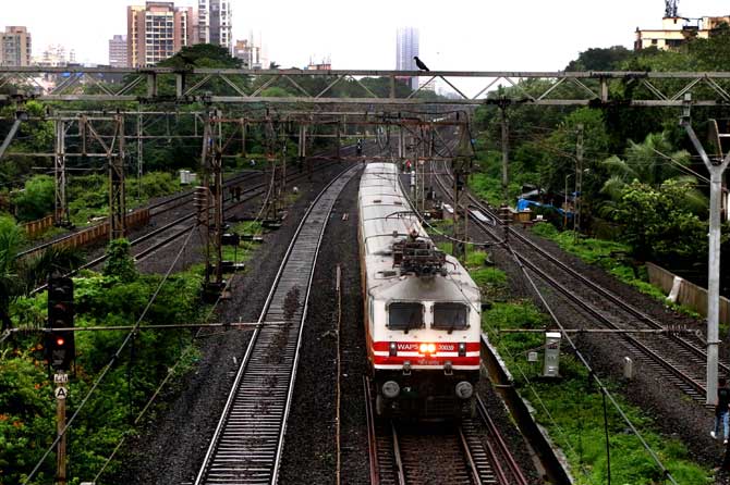 ही ट्रेन राजधानीपेक्षाही तीन तास उशिराने निघूनही मुंबईत वेळेवर दाखल झाली . (छाया- अमित चर्कवर्ती)