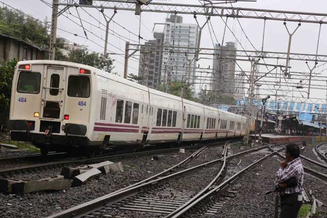 ताशी १५० किमी तर सरासरी १२५ किमी वेग असलेली ही टॅल्गो मुंबई ते दिल्ली हे १३४८ किमीचे अंतर फक्त १२ तासांत पूर्ण करेल. (छाया- दिलीप कागडा )