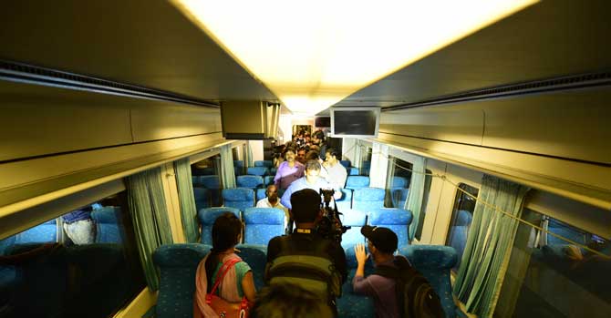 टॅल्गोमध्ये विविध प्रकारचे सेंसर लावण्यात आले असून या मार्गावरील सर्व विभागांना या वेगवान गाडीच्या चाचणीचा लेखाजोखा करावा असे निर्देश देण्यात आले आहेत. (छाया- निर्मल हरिंद्रन)