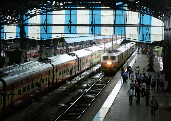 दिल्ली ते मुंबई या प्रवासात या ट्रेनला अनेक स्थानकांवर थांबाही देण्यात आला. (छाया- निर्मल हरिंद्रन)