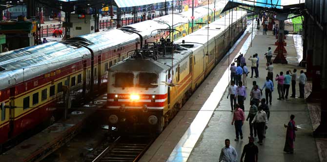 मुंबई ते दिल्ली हा प्रवास आता फक्त १२ तासांत पूर्ण करणारी ‘टॅल्गो’ ही भारतातील सर्वाधिक वेगवान रेल्वे मंगळवारी सकाळी ११.३५ च्या सुमारास मुंबई सेन्ट्रल येथे दाखल झाली. (छाया- निर्मल हरिंद्रन)