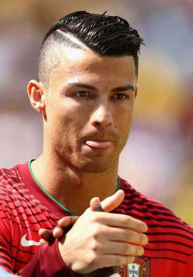 पोर्तुगालचा स्टार खेळाडू ख्रिस्तियानो रोनाल्डोच्या खेळाचे जगभरात जितके चाहते आहेत. तितकेच त्याच्या हेअरस्टाईल्सचे देखील चाहत्यांना अप्रुप असते. ख्रिस्तियानोच्या आजवरच्या हेअर स्टाईल्सवर एक नजर..