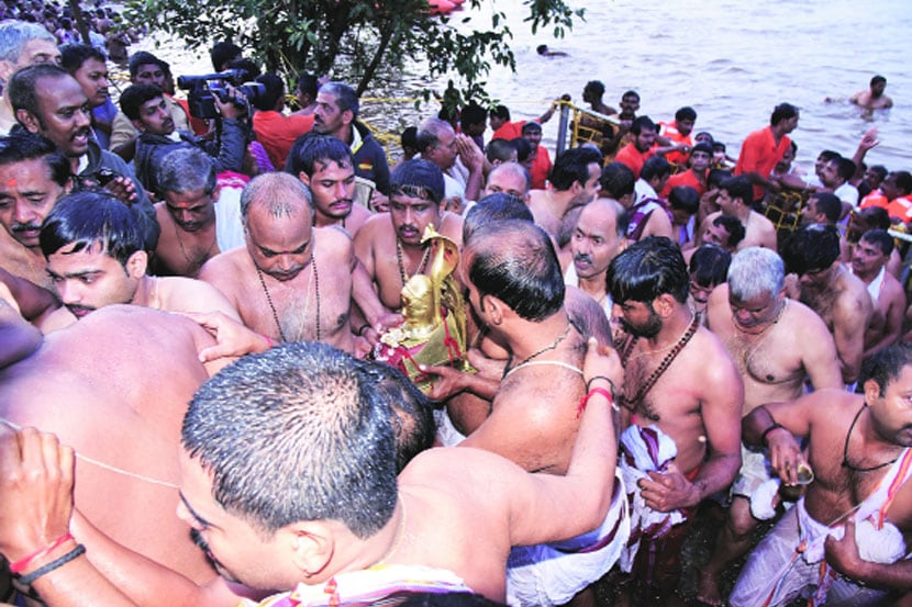 श्रीक्षेत्र नृसिंहवाडी येथील कन्यागत महापर्वकाळ सोहळय़ास शुक्रवारी प्रारंभ झाला. यानिमित्ताने ‘दिगंबरा.. दिगंबरा श्रीपाद वल्लभ दिगंबरा’ आणि ‘श्री गुरुदेव दत्त’ जयघोषात श्रींच्या पादुकांना शुक्लतीर्थ घाटावर कृष्णा स्नान घालण्यात आले.