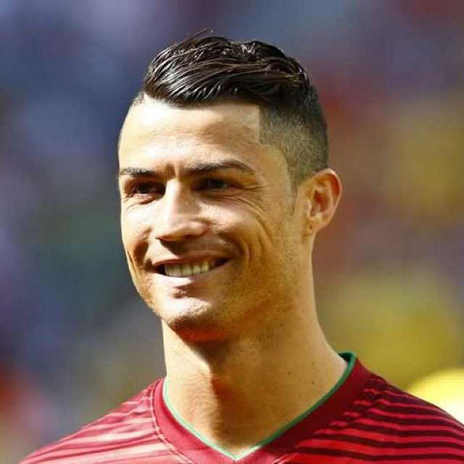 पोर्तुगालचा स्टार खेळाडू ख्रिस्तियानो रोनाल्डोच्या खेळाचे जगभरात जितके चाहते आहेत. तितकेच त्याच्या हेअरस्टाईल्सचे देखील चाहत्यांना अप्रुप असते. ख्रिस्तियानोच्या आजवरच्या हेअर स्टाईल्सवर एक नजर..