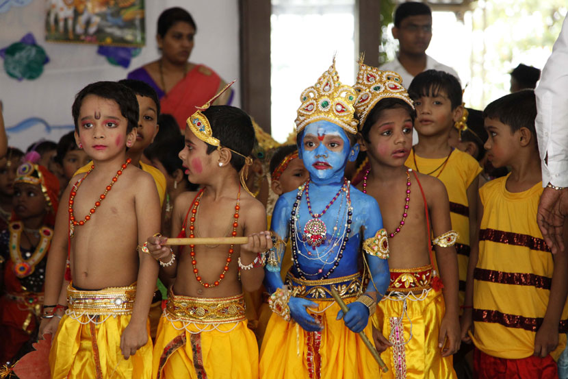 नवी मुंबईतील बॉम्बे सिटी शाळेत मुलांसाठी दहीहंडीचे आयोजन करण्यात आले होते. (छाया - नरेंद्र वास्कर)