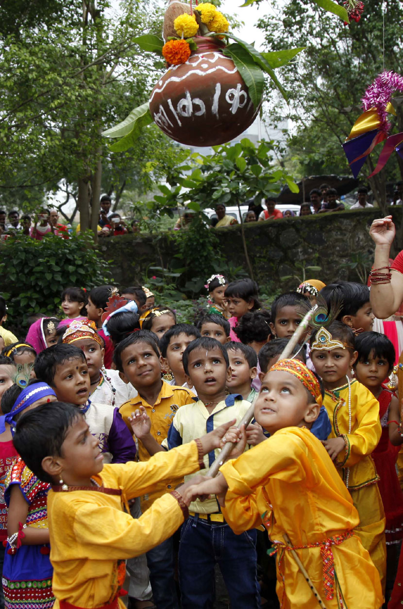 नवी मुंबईच्या आर.एफ. नाईक विद्यालयात मुलांनी दहीहंडीचा आनंद लुटला. (छाया - नरेंद्र वास्कर)