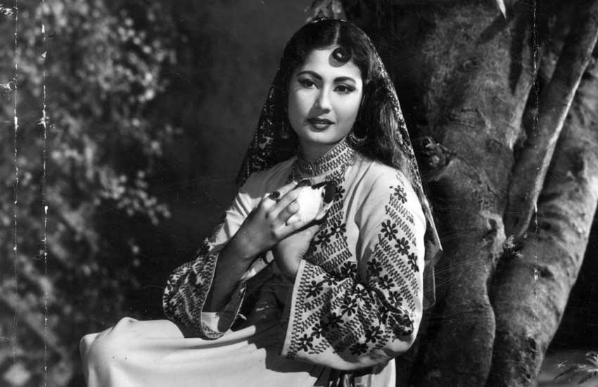 १९५२ साली मीनाकुमारींची प्रमुख भूमिका असलेला ‘बैजूबावरा’ हा चित्रपट गाजला अन् त्या मशहूर झाल्या. त्याच वर्षी त्यांनी कमाल अमरोही या त्यांच्याहून वयाने १५ वर्षांनी मोठा असलेल्या शायर दिग्दर्शकाशी लग्न केलं.
