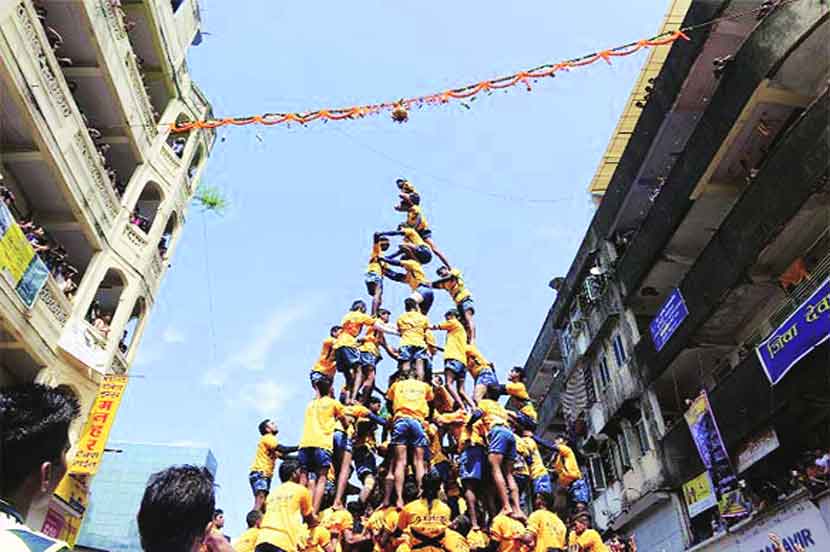 महाड दुर्घटनाग्रस्त कुटुंबाला मदत