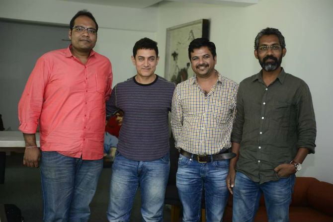 आमिर खानसह कॅमे-यास पोज देताना नागराज मंजुळे
