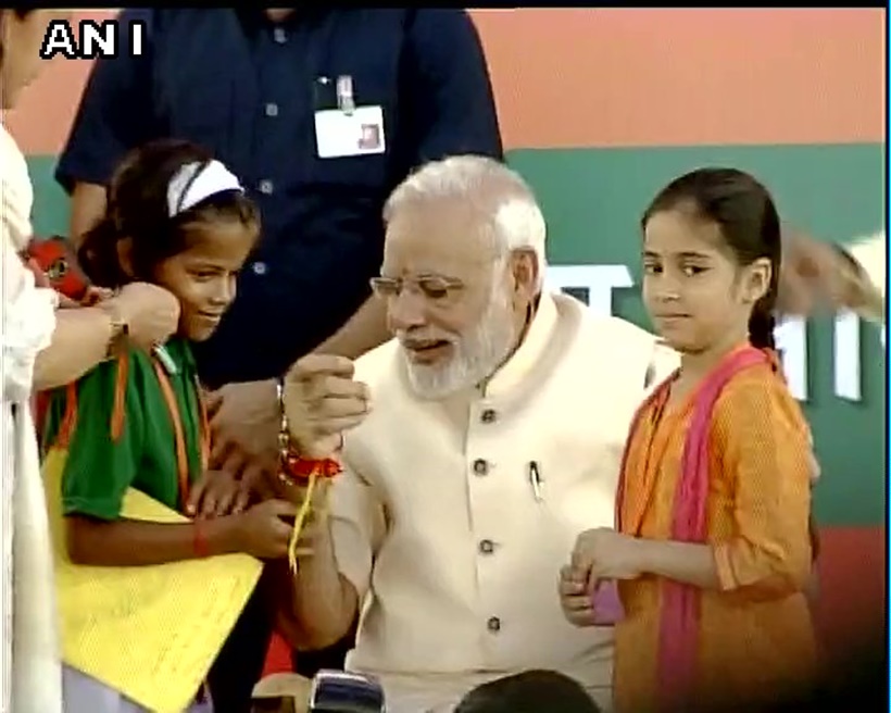पंतप्रधान नरेंद्र मोदी यांनी दिल्लीतील शाळेच्या विद्यार्थ्यांसह रक्षाबंधनाचा सण साजरा केला. (छायाः एएनआय)