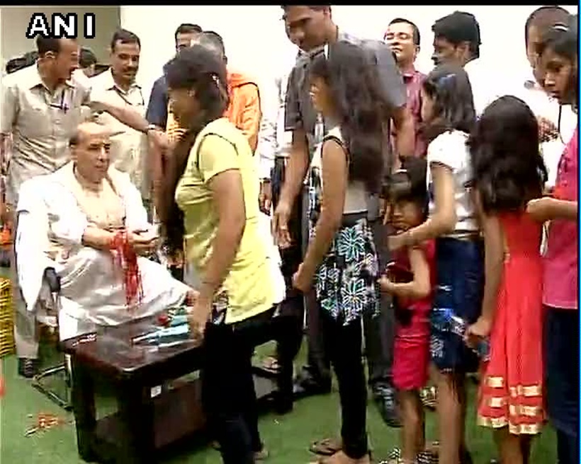 गृहमंत्री राजनाथ सिंह यांनी त्यांच्या नवी दिल्ली येथील घरी रक्षाबंधन साजरी केली. (एएनआय)