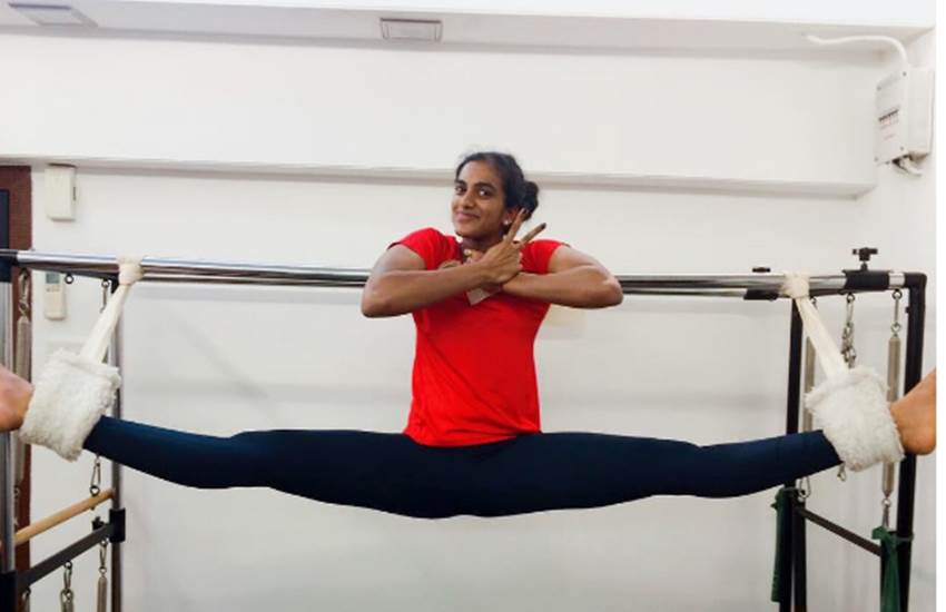 हैदराबादमध्ये जन्मलेल्या सिंधूचे आई आणि वडिल हे हॉलीबॉल खेळाडू होते त्यामुळे तिच्यात खेळाडूच्या अंगी असणारे गुणठासून भरले आहेत.