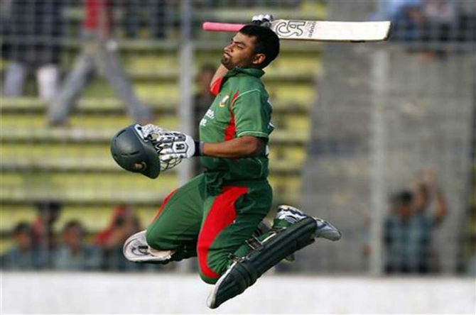 बांगलादेशच्या तमीम इक्बाल याने ट्वेन्टी-२० विश्वचषकाच्या पात्रता फेरीत ओमन विरुद्धच्या सामन्यात १०३ धावांची खेळी साकारली होती.