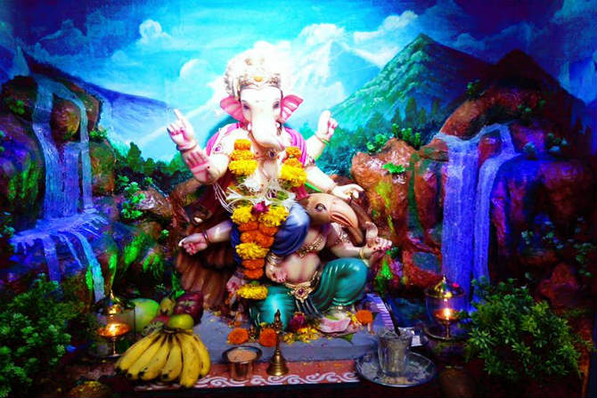 श्रद्धा धुमाळ, सांताक्रुझ -इस्ट