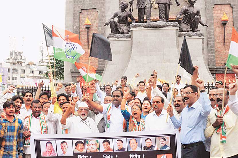 चिंचवड गावातील चापेकर चौकात शहर काँग्रेसतर्फे तीव्र निदर्शने करण्यात आली.