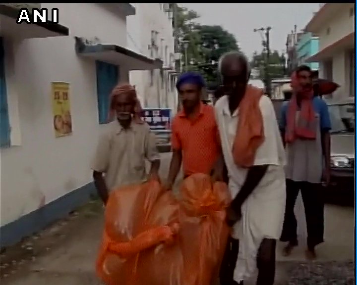 3ppl carry dead relative in plastic bag , postmortem , didn't get ambulance , Loksatta, Loksatta news, viral news, Marathi, Marathi news