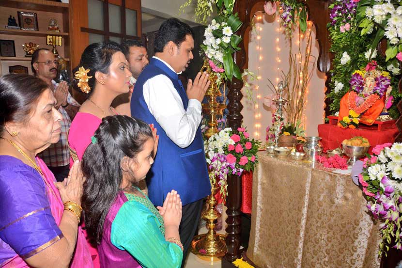 मुख्यमंत्री देवेंद्र फडणवीस यांनीदेखिल आपल्या घरी गणरायाची प्रतिष्ठापना केली आहे.