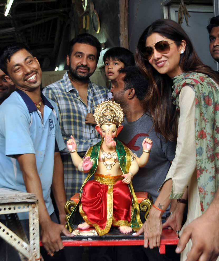 अभिनेत्री शिल्पा शेट्टीच्या घरीही गणपतीचे मोठ्या थाटात आगमन झाले.