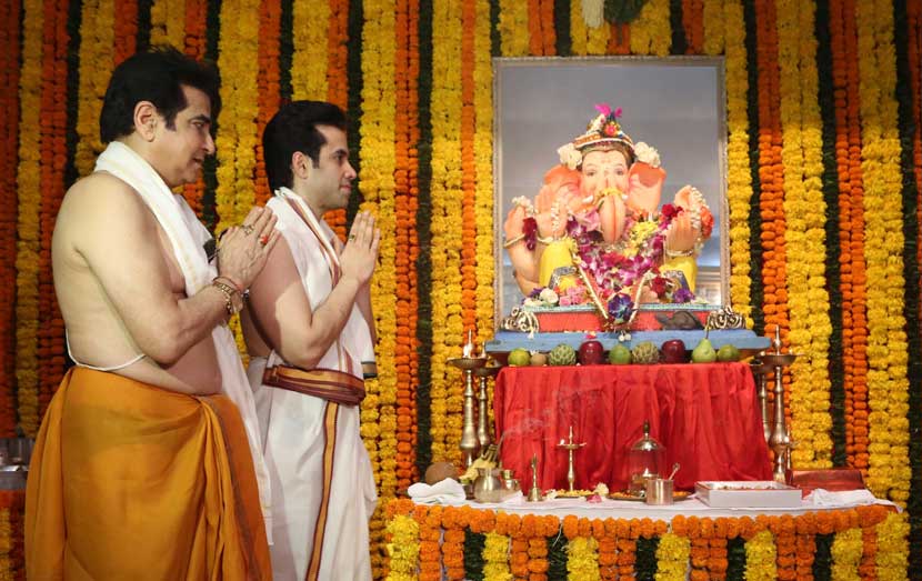ज्येष्ठ अभिनेते जितेंद्र आणि तुषार कपूर घरच्या गणरायाची पूजा करताना.