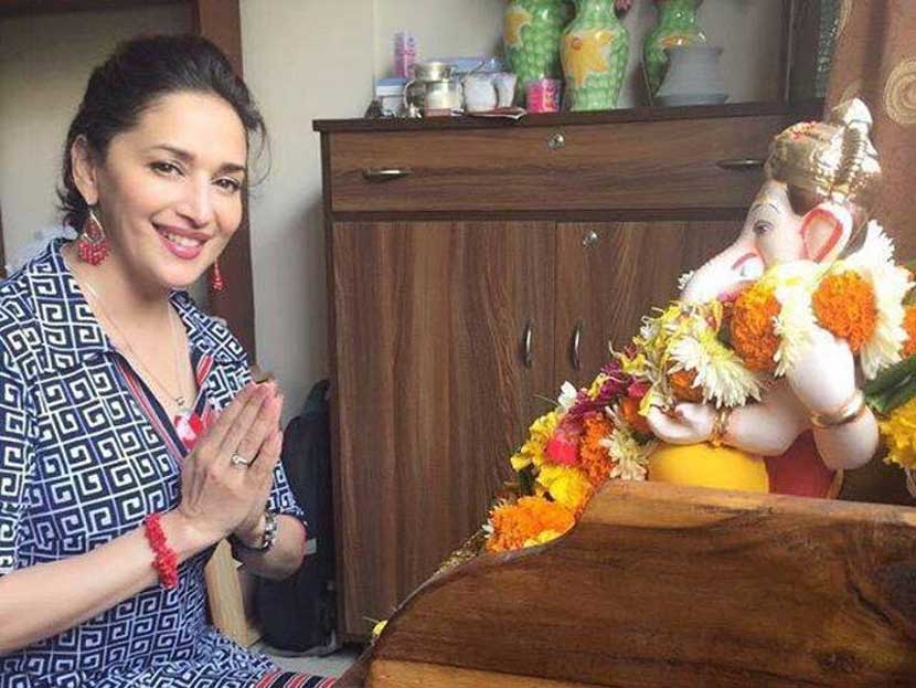 अभिनेत्री माधुरी दिक्षित घरच्या गणपतीसोबत.