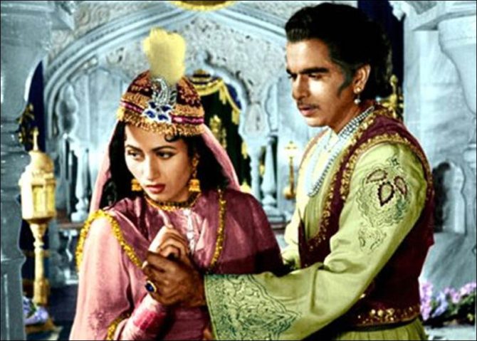 'मुघल-ए-आझम' या चित्रपटातून 'सलीम' आणि 'अनारकली'च्या भूमिकांमध्ये झळकलेल्या दिलीप कुमार आणि मधुबाला यांना विसरुन कसं चालेल? या चित्रपटाच्या चित्रिकरणादरम्यानच या दोन्ही कलाकारांच्या प्रेमामध्ये वादळ आले होते. आणि असे असतानाही त्यांनी चित्रपट पूर्णत्त्वास नेला. दिलीप कुमार यांनी एका पुस्तकात केलेल्या विधानानुसार एक वेळ तर अशी आली होती जेव्हा या मधुबाला आणि ते एकमेकांसोबत काहीही संबंध नसल्यासरखे वागत होते. 'सलीम' आणि 'अनारकली' प्रमाणेच या दोघांचे नातेही पूर्ण होऊ शकले नाही. असे असले तरीही रसिकांना मात्र या जोडीने अक्षरश: वेड लावले होते.