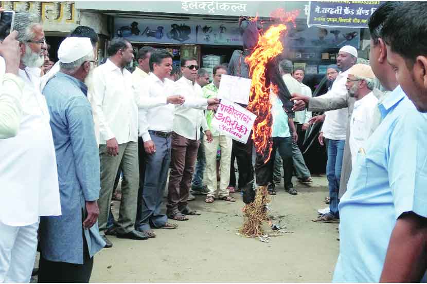 मनमाड येथे पाकिस्तानच्या प्रतीकात्मक पुतळ्याचे दहन करताना मुस्लीम बांधव. (छाया - अपूर्व गुजराथी)