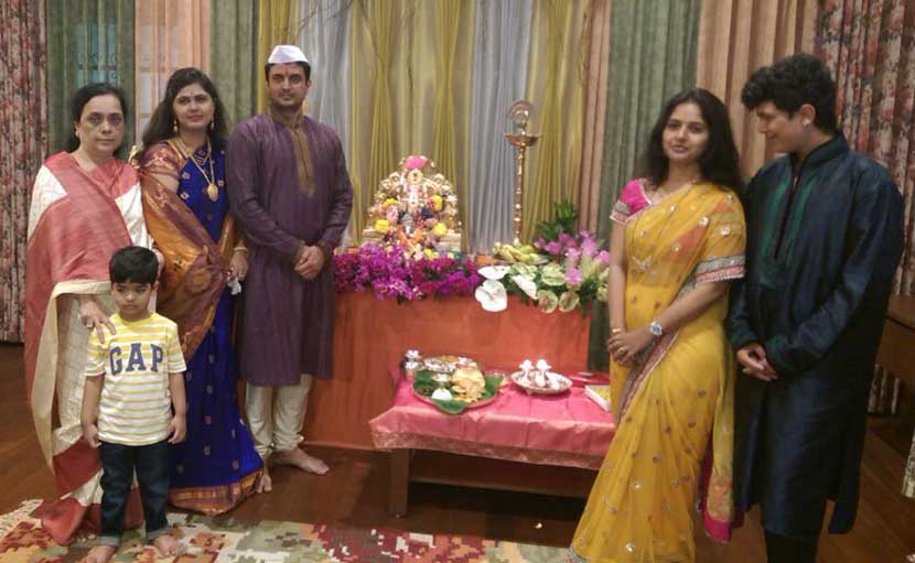 पंकजा मुंडे यांनीही आपल्या घरी गणरायाची प्रतिष्ठापना केली आहे.