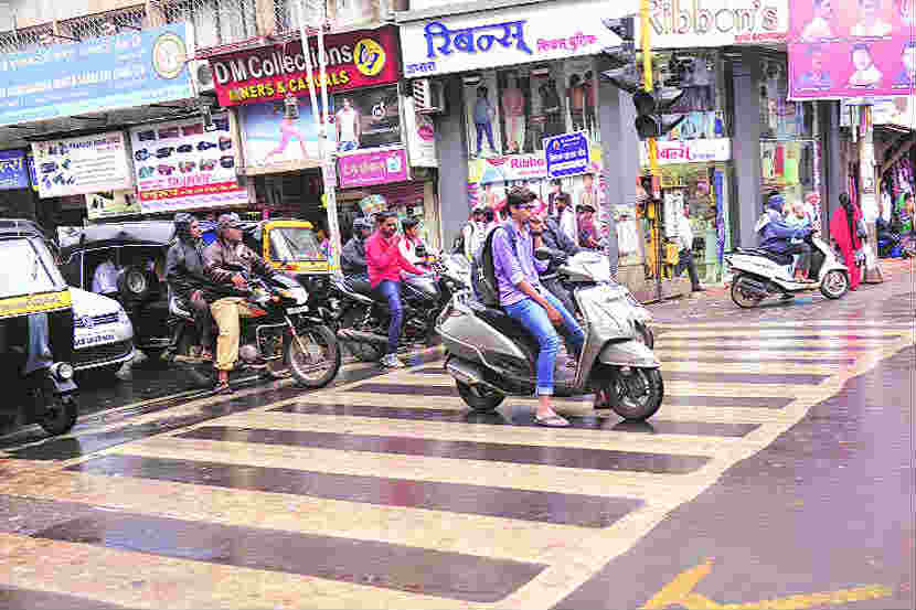 वाहतूक नियमभंगाचे मंगळवारी सायंकाळी टिपलेले छायाचित्र. अशाप्रकारे नियम मोडणाऱ्यांना यापुढे दंड भरावा लागणार आहे.