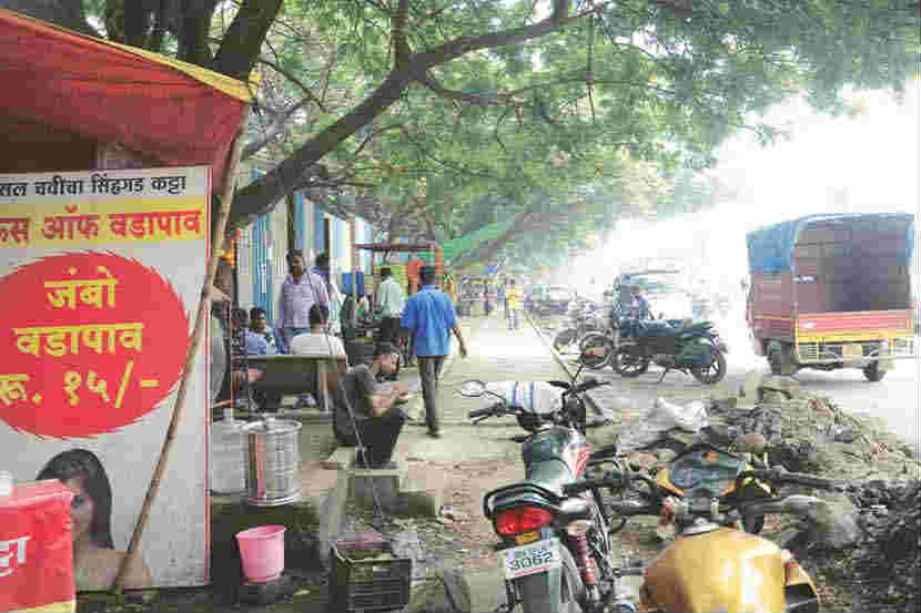 शहरातील बहुतेक सर्व सायकल मार्गावर अशा प्रकारे अतिक्रमणे झाली आहेत.