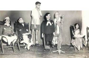 शब्दभ्रमकार रामदास पाध्ये हे वयाच्या आठव्या वर्षी त्यांचे वडील यशवंत पाध्ये यांच्याबरोबर एका कार्यक्रमात सहभागी झाले होते. तो  रामदास पाध्ये यांचा पहिला जाहीर कार्यक्रम.