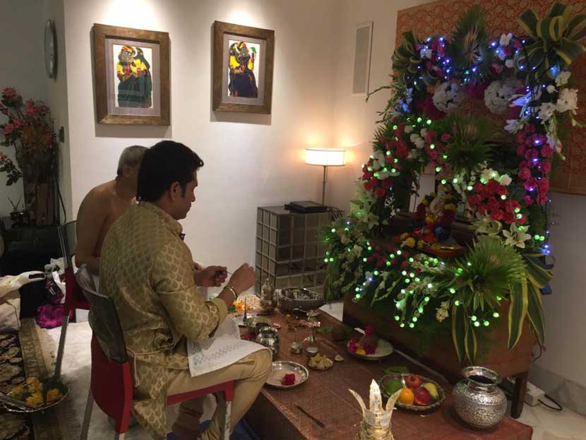 मास्टरब्लास्टर सचिन तेंडुलकर आपल्या घरच्या गणपतीची पूजा करताना.