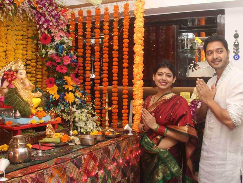 अभिनेता श्रेयस तळपदे आणि त्याची पत्नी घरातल्या गणपतीसमवेत.
