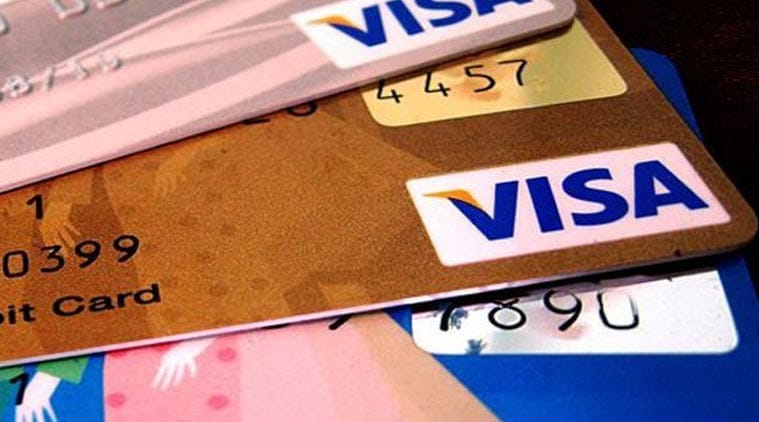 रिझव्‍‌र्ह बँकेच्या नियमांना झुगारून ‘डेबिट कार्ड’वरील खरेदीसाठी अतिरिक्त शुल्क