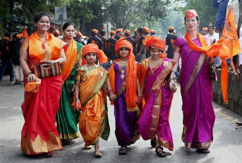 जिल्हाधिकारी कार्यालयासमोर रिंगणात बसून मिळवलेले अग्रस्थान, पारंपरिक वेशभूषेत बाईकस्वारी करत केलेले मोर्चाचे नेतृत्व अशा विविध भूमिकांमध्ये वावरणाऱ्या स्त्रीशक्तीचे एक आगळेवेगळे दर्शन रविवारी ठाण्यात घडले. सर्व वयोगटांतील महिला मोर्चात सहभागी झाल्या होत्या. (छाया - पीटीआय)