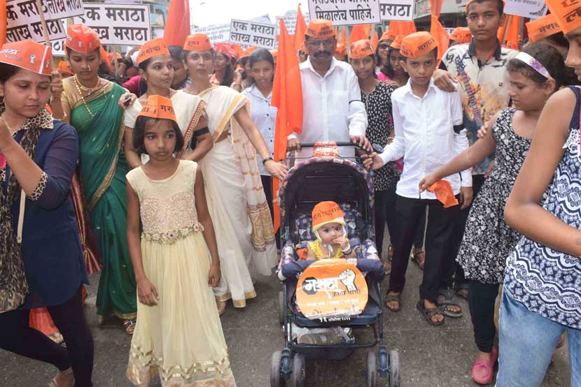 मोर्चामध्ये पावणेतीन महिन्यांची आराध्या मोहिते सहभागी झाली होती. तिच्या डोक्यावर भगव्या रंगाची ‘एक मराठा लाख मराठा’ असा संदेश असलेली टोपी होती. आराध्या बाबागाडीत बसल्याने तिच्या गाडीलाही ‘मराठा क्रांती मोर्चा जिल्हा ठाणे’ अशी पाटी लावण्यात आली होती. (छाया - दीपक जोशी)