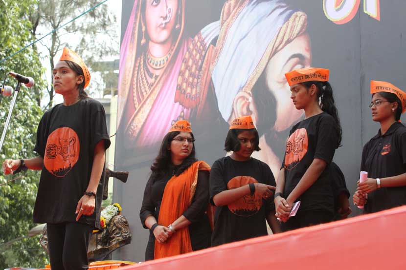 व्यासपीठावर मुलींनी मराठा समाजाच्या मागण्यांचे बेधडक निवेदन केले. (छाया - दीपक जोशी)