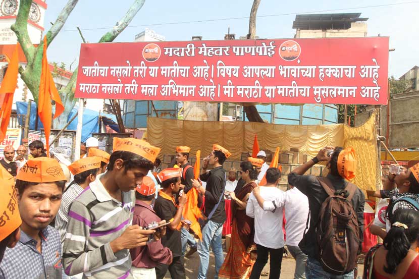 ऑक्टोबर हीट आणि रणरणत्या उन्हाची तमा न बाळगता आबालवृद्धांसह महिलांनी मराठा मोर्चामध्ये मोठा सहभाग नोंदवला होता. मात्र जसजशी उन्हाची तीव्रता वाढू लागल्यानंतर त्याचा फटका मोर्चेकऱ्यांना जाणवू लागला. (छाया - दीपक जोशी)