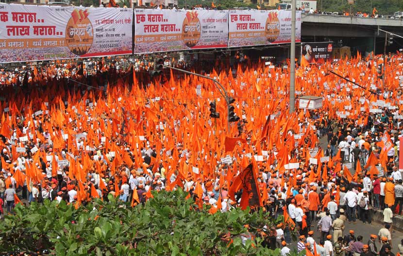 महाराष्ट्रातील इतर जिल्ह्य़ांच्या तुलनेत ठाणे हा मराठा बहुल जिल्हा नसल्यामुळे मुंबईच्या वेशीवरील हा मोर्चा कितपत यशस्वी होईल, याविषयीच्या तर्कवितर्काना पूर्णविराम देत ठाण्यात रविवारी लाखोंच्या सहभागाने मराठा मोर्चा निघाला. (छाया - दीपक जोशी)