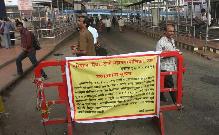 ठाणे पश्चिम स्थानकातून बससह खासगी वाहनांना प्रवेश बंदी केली होती. कॅडबरी, गोल्डनडाईज नाका, नितीन कंपनी, कळवा, तीनहात नाका या भागांतही वाहनांना प्रवेश बंद करण्यात आला होता. (छाया - दीपक जोशी)