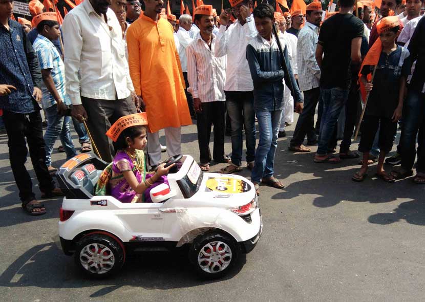 मराठा क्रांती मोर्चादरम्यान कोणताही अनुचित प्रकार घडू नये तसेच मोर्चातील प्रत्येक हालचालीवर नजर राहावी यासाठी सात ड्रोनचा वापर करण्यात आला होता. या ड्रोनच्या माध्यमातून मोर्चातील गर्दीचे छायाचित्र टिपण्याचे कामही सुरू होते. (छाया - दीपक जोशी)