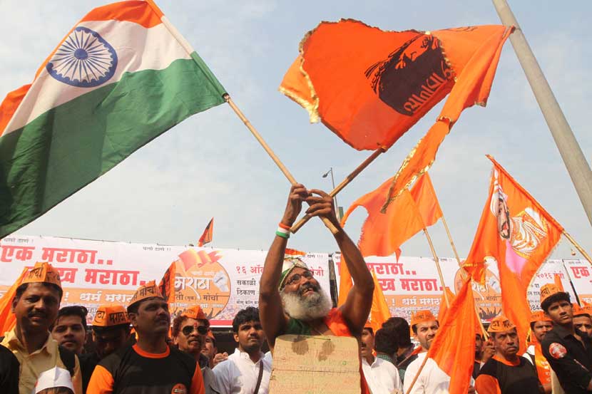 ठाणे शहरासह वसई, विरार, नवी मुंबई, कल्याण-डोंबिवली, अंबरनाथ-बदलापूर या शहरांपासून ते मुरबाड, शहापूर आणि पालघरच्या ग्रामीण भागांतील नागरिकांनी मोर्चात सहभागी होऊन सरकारविरोधात आसूड उगारला. (छाया - दीपक जोशी)