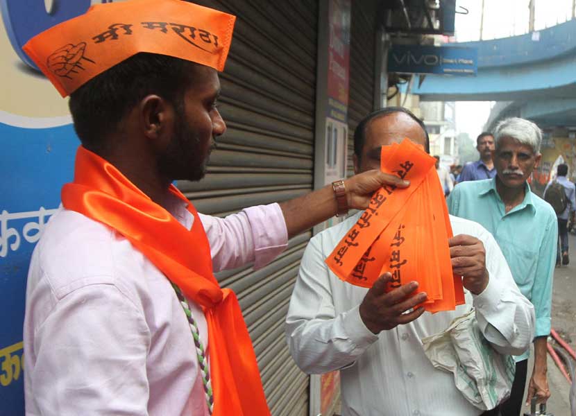 रविवारी ठाण्यात निघालेल्या मराठा मोर्चामुळे शहरातील खाद्य तसेच कापड विक्रेत्यांची चंगळ झाली. सांगली-साताऱ्याहून आलेल्या विक्रेत्यांनी मोर्चात भगवा रंग भरला. ‘एक मराठा, लाख मराठा’ ही घोषणा छापलेल्या भगव्या टोप्या, फेटे, काळ्या रंगाचे टी शर्ट यांची मोठय़ा प्रमाणात विक्री झाली. (छाया - दीपक जोशी)