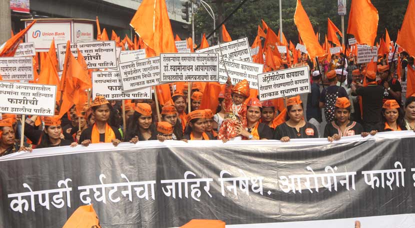 ठाणे, पालघर, नवी मुंबईतील मराठा बांधवांनी मोर्चात सहभागी होण्यासाठी रेल्वेला प्राधान्य दिले. त्यामुळे रस्त्यावर वाहतुकीचा फारसा ताण आला नाही. रविवारी मोर्चा आहे, हे माहीत असल्याने बहुतांश ठाणेकरांनी घरी राहणेच पसंत केले. (छाया - दीपक जोशी)