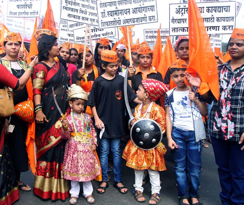 तीन हात नाका येथून जिल्हाधिकारी कार्यालयाकडे निघालेल्या या मोर्चासाठी महिलांचा स्वतंत्र गट तयार करण्यात आला होता. शाळकरी मुली, महाविद्यालयीन तरुणी, गृहिणी आणि नोकरदार महिलांनी मोर्चात उत्स्फूर्त सहभाग नोंदवला होता. (छाया - दीपक जोशी)