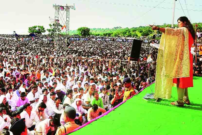  भगवानगडाच्या पायथ्याशी दसऱ्याला ग्रामविकासमंत्री पंकजा मुंडे यांनी शक्तिप्रदर्शन केले. 