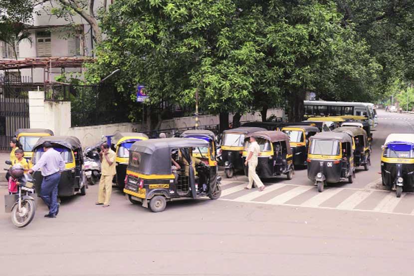 शहरात रिक्षांसाठी अधिकृत थांबे असतानाही रिक्षा चालकांकडून रस्त्यावर व चौकात वाहतुकीला अडथळा ठरेल अशाप्रकारे अनधिकृतपणे रिक्षा थांबे सुरू झाले आहेत. 