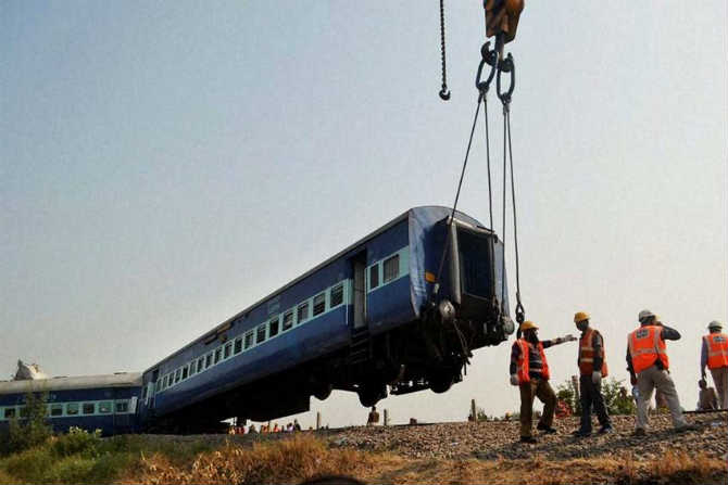 कानपूरमधील पुखरायणमध्ये रेल्वेचा हा अपघात झाला. (छाया सौजन्य- पीटीआय)