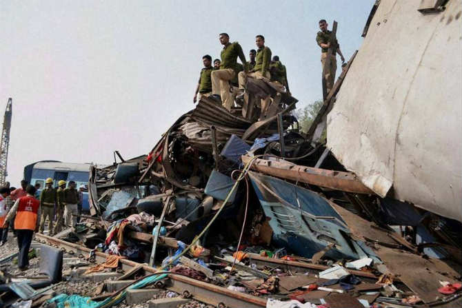 अपघाताची तीव्रता किती भयानक होती या फोटोतून स्पष्ट होते. (छाया सौजन्य- पीटीआय)