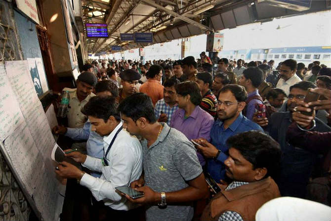 अपघातानंतर मदत कक्षासमोर नातेवाईकांनी गर्दी केली होती. (छाया सौजन्य- पीटीआय)